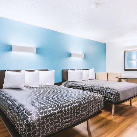 Sky Palace Inn & Suites By Jasper Beeville Buitenkant foto