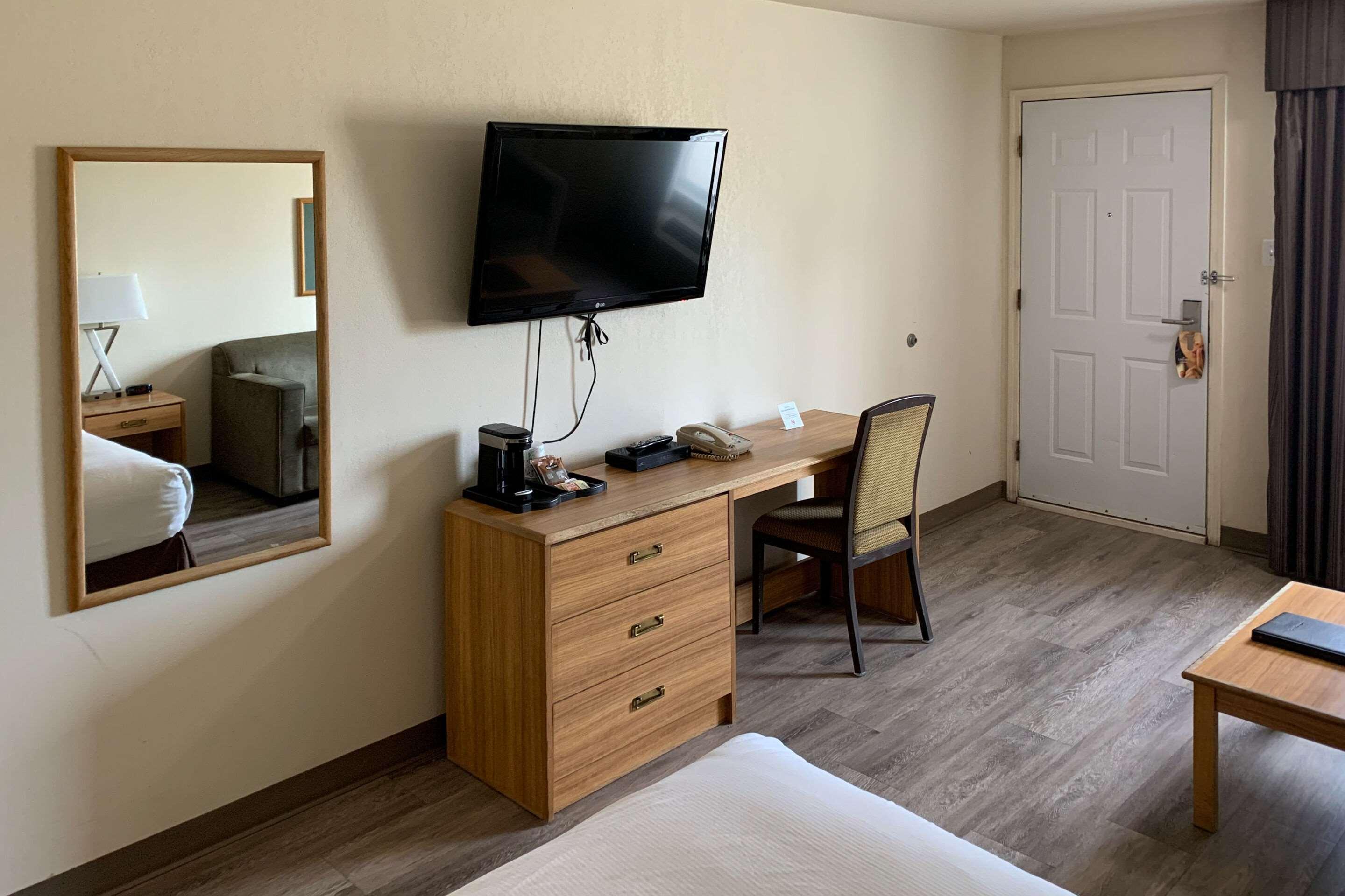 Sky Palace Inn & Suites By Jasper Beeville Buitenkant foto