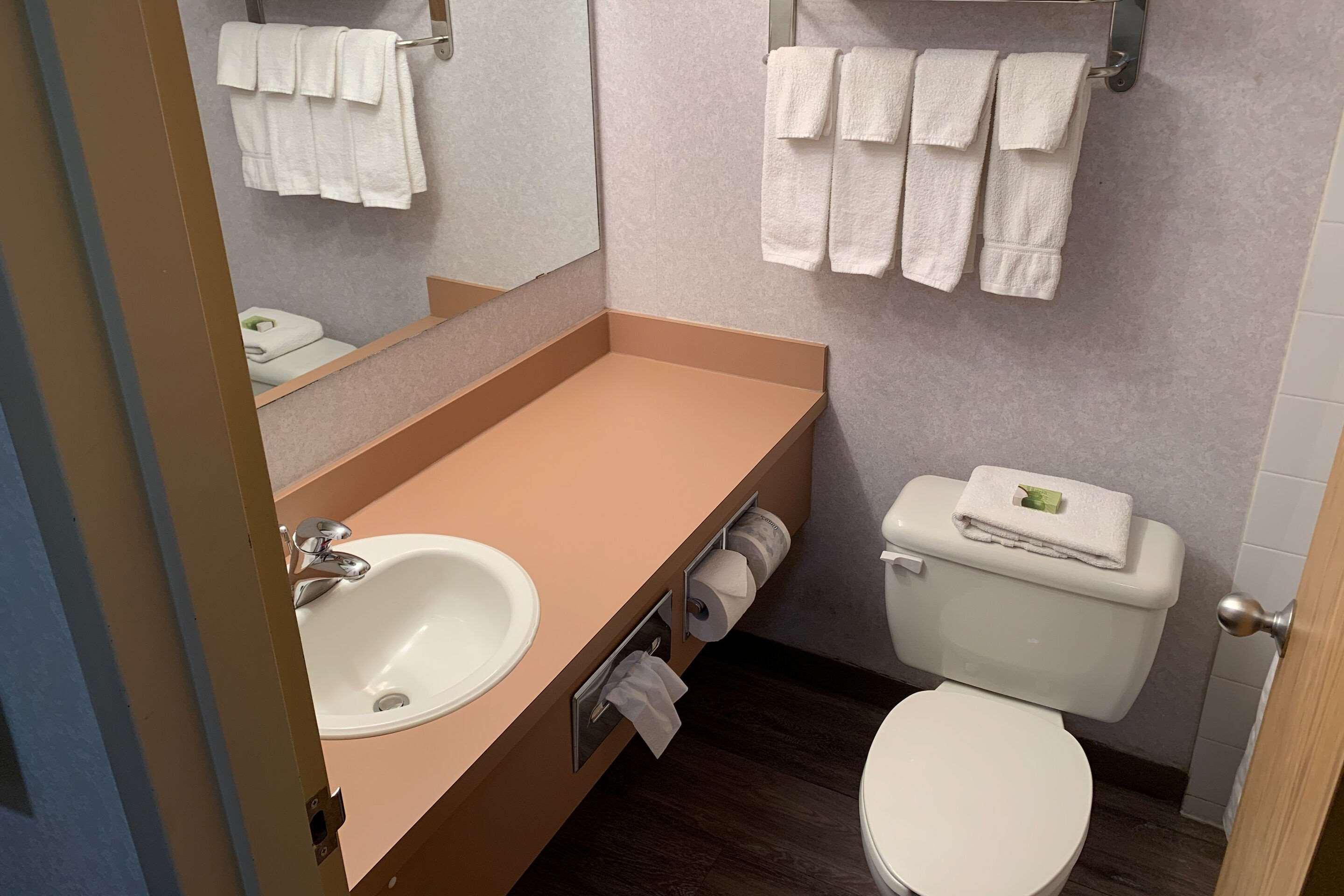 Sky Palace Inn & Suites By Jasper Beeville Buitenkant foto
