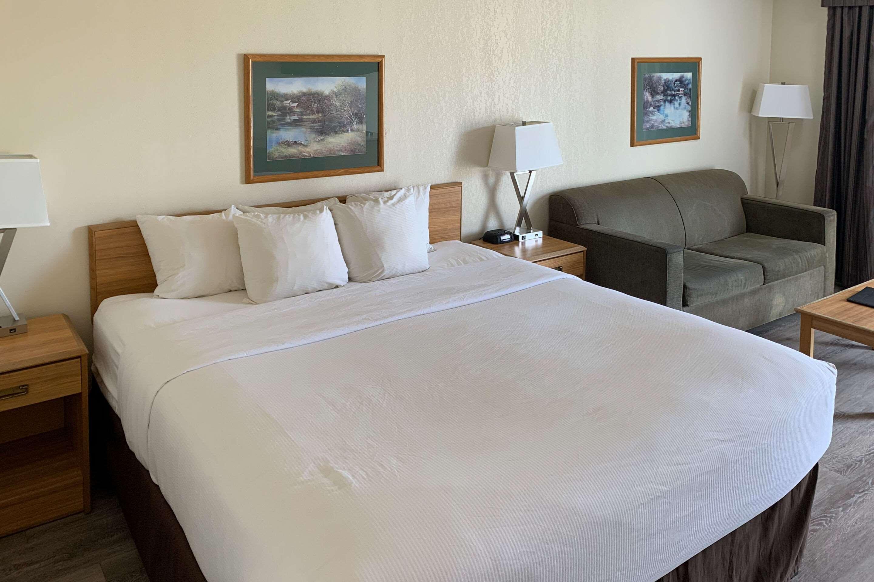 Sky Palace Inn & Suites By Jasper Beeville Buitenkant foto