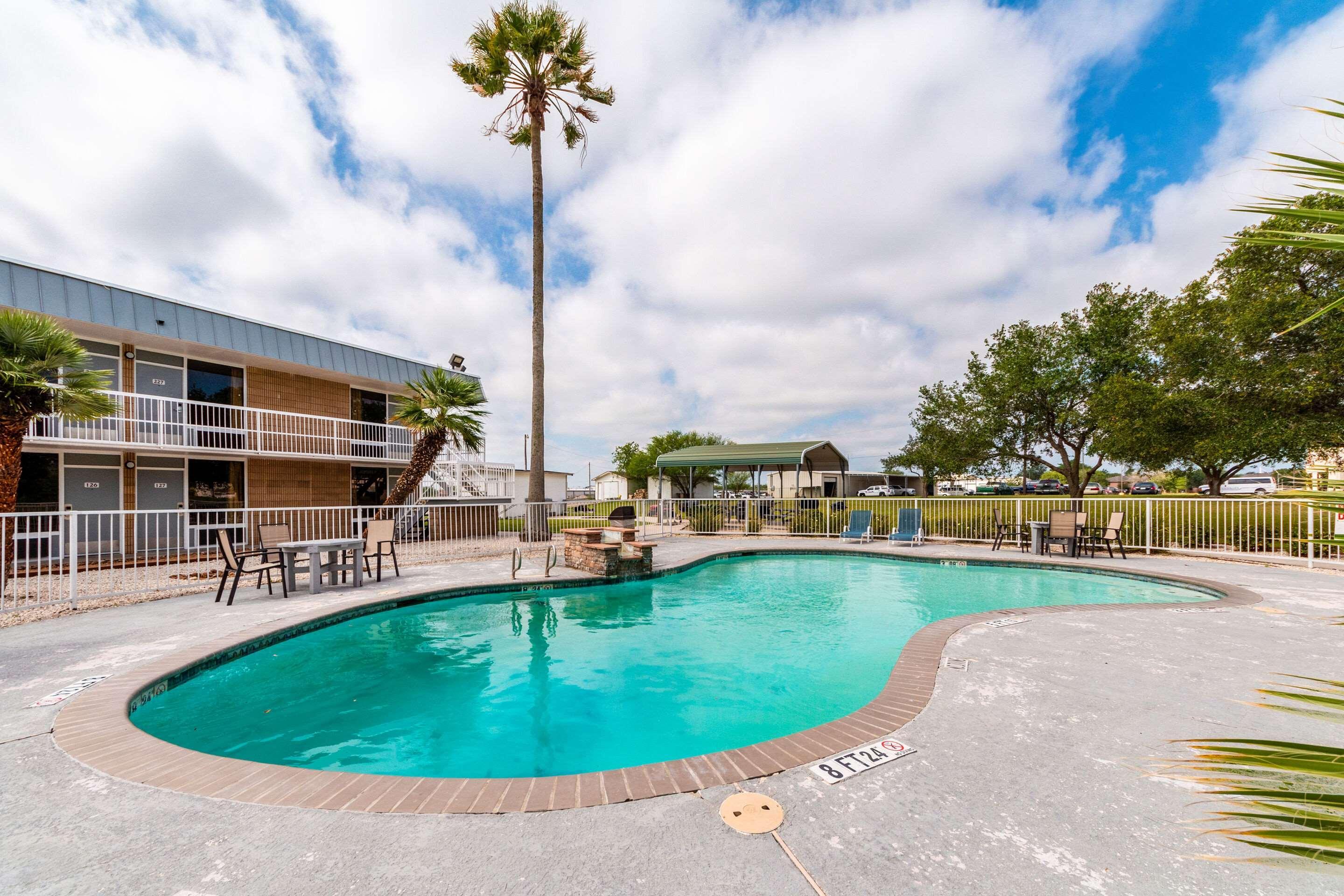 Sky Palace Inn & Suites By Jasper Beeville Buitenkant foto