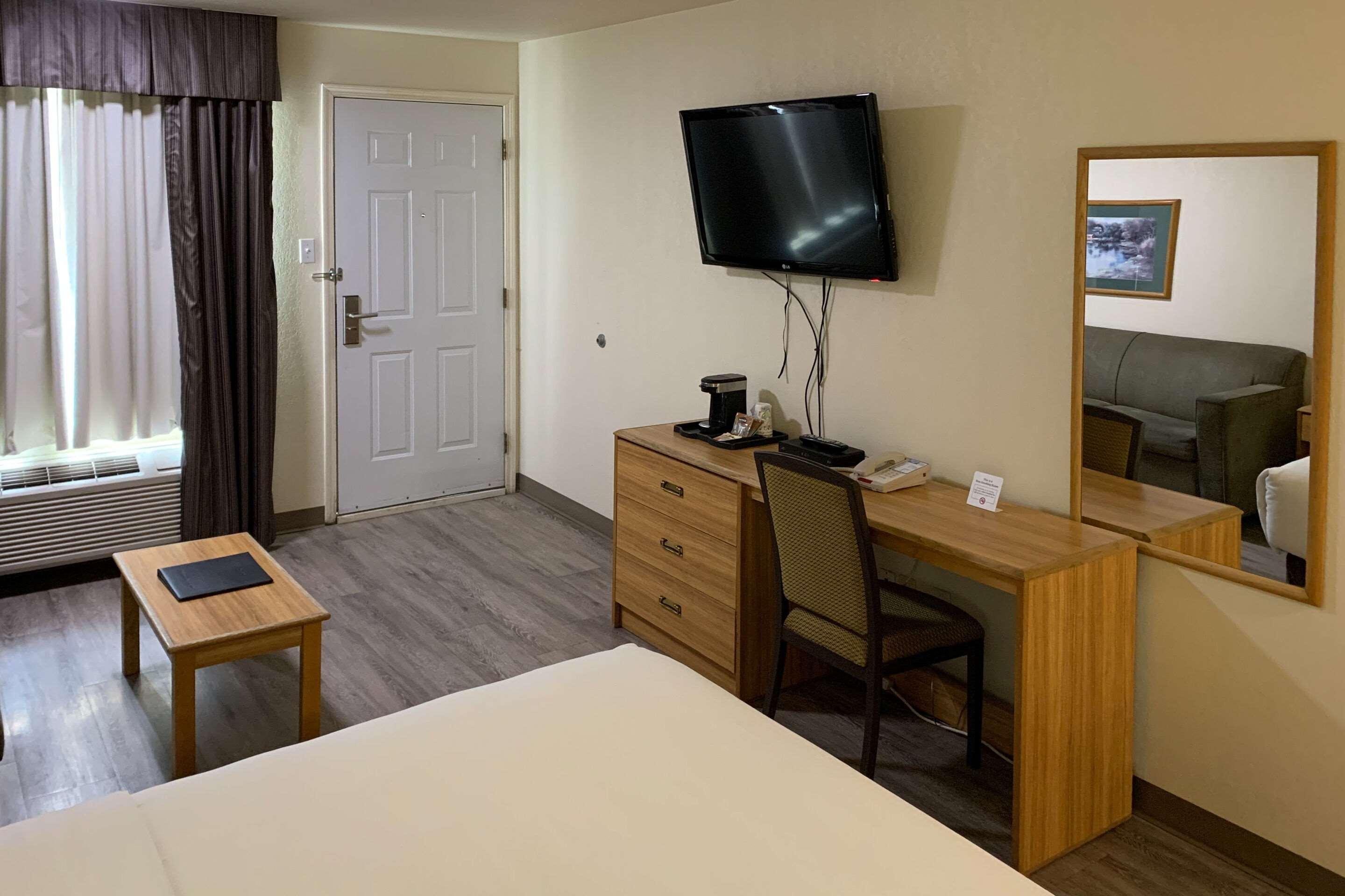 Sky Palace Inn & Suites By Jasper Beeville Buitenkant foto