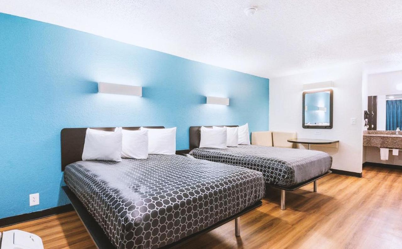 Sky Palace Inn & Suites By Jasper Beeville Buitenkant foto