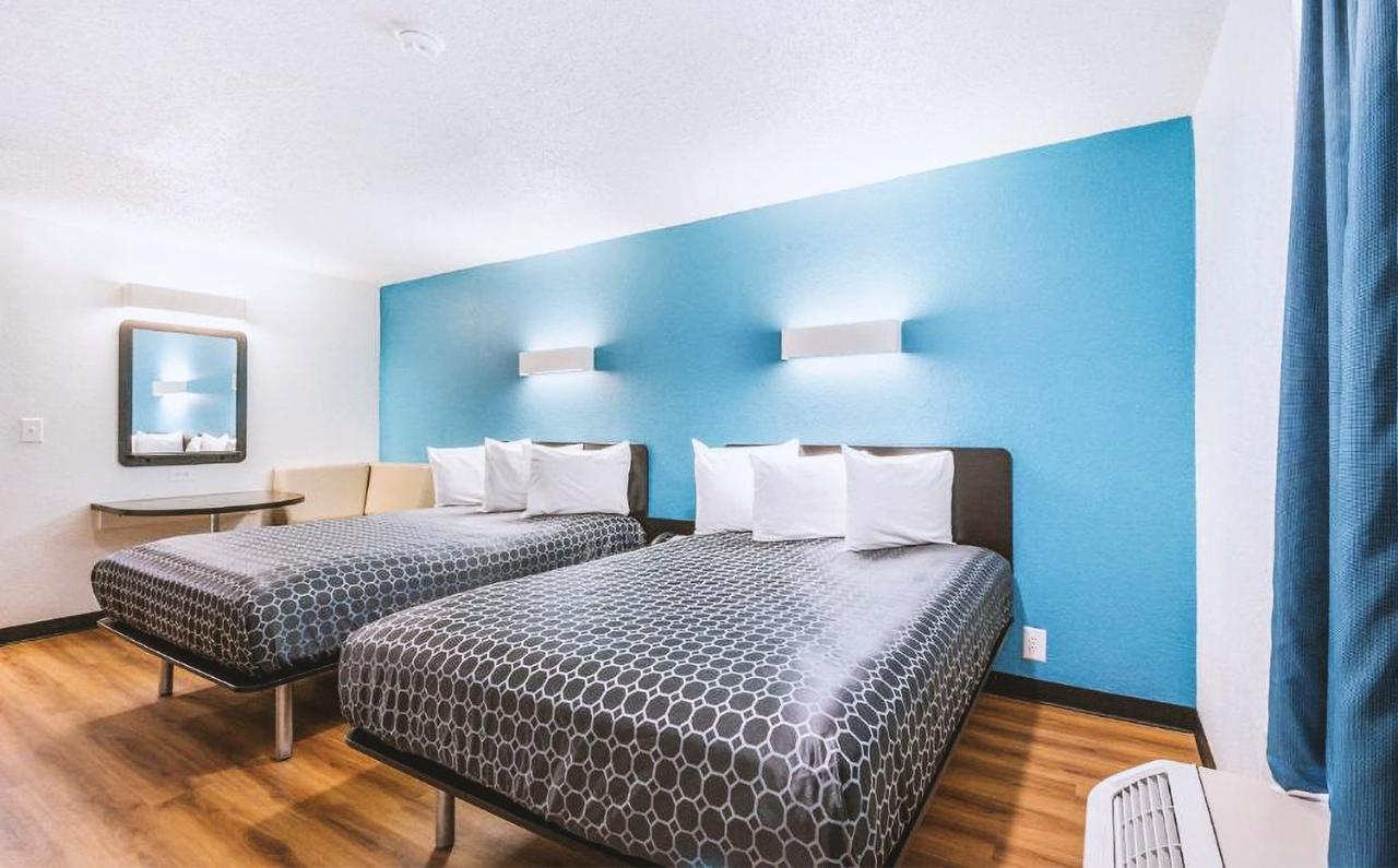 Sky Palace Inn & Suites By Jasper Beeville Buitenkant foto
