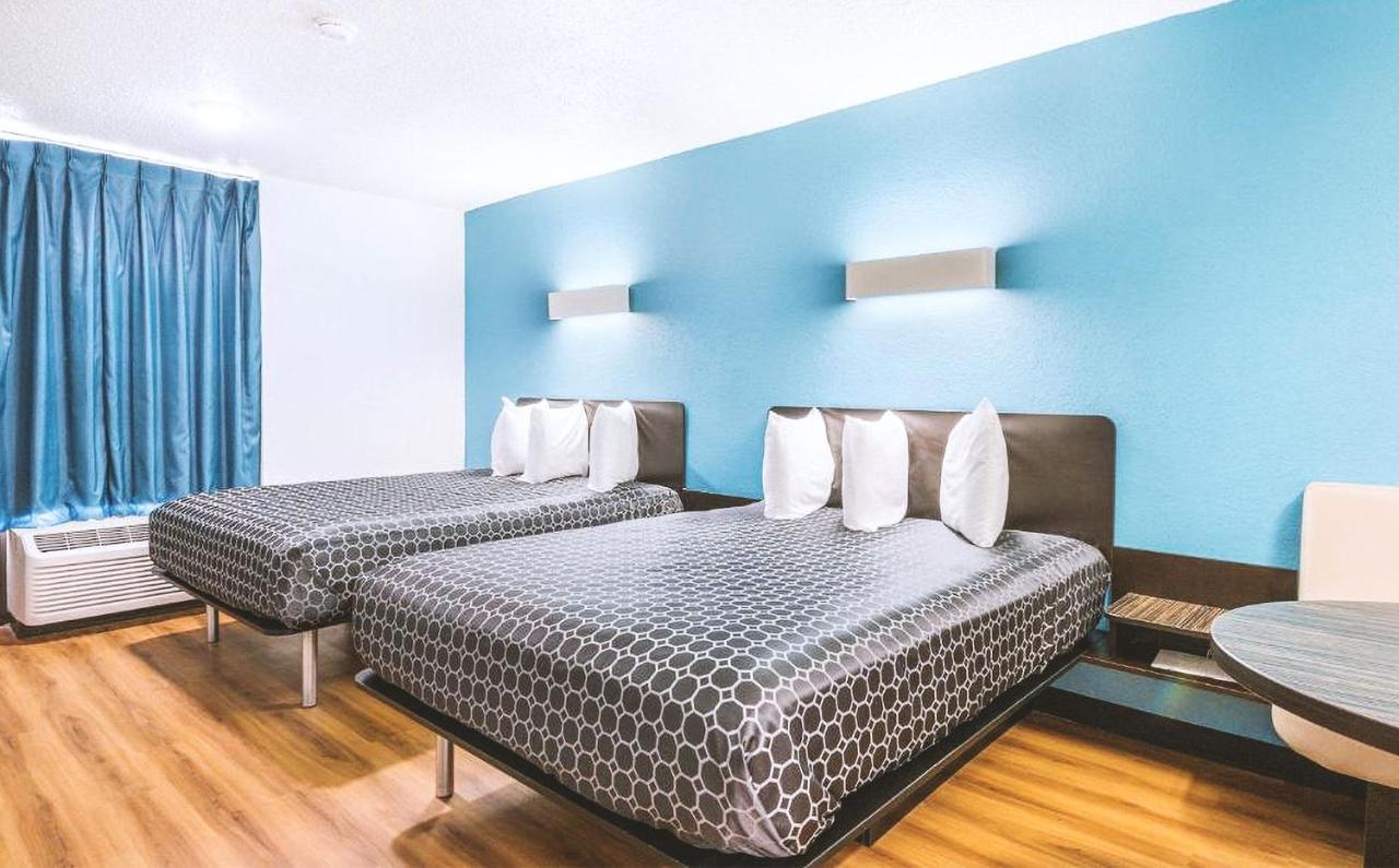 Sky Palace Inn & Suites By Jasper Beeville Buitenkant foto