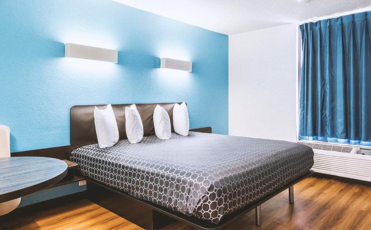 Sky Palace Inn & Suites By Jasper Beeville Buitenkant foto