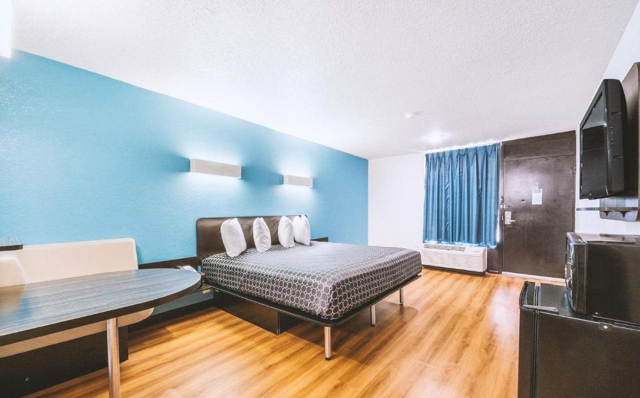 Sky Palace Inn & Suites By Jasper Beeville Buitenkant foto