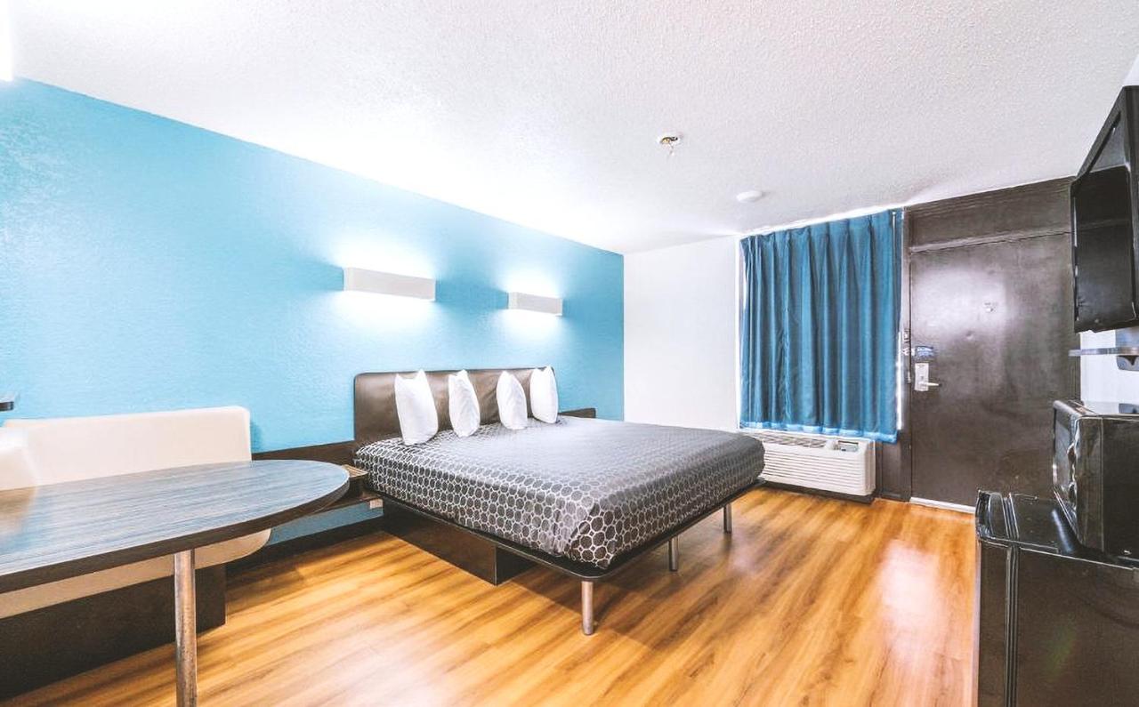 Sky Palace Inn & Suites By Jasper Beeville Buitenkant foto