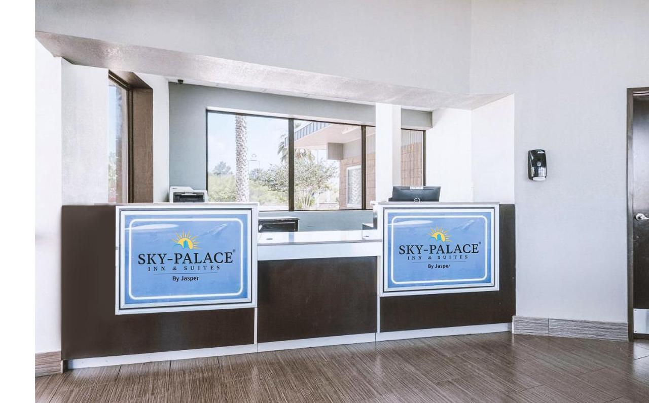 Sky Palace Inn & Suites By Jasper Beeville Buitenkant foto