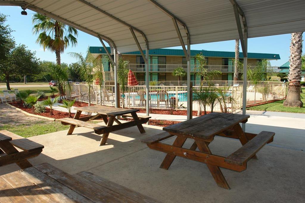 Sky Palace Inn & Suites By Jasper Beeville Buitenkant foto